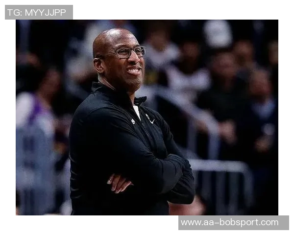 迈克布朗暂停时特别强调拉塞尔在进攻端的重要性与战术安排