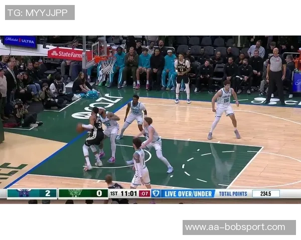 字母哥半场表现抢眼7投5中斩获10分7板3助助球队领先 字母哥半场表现抢眼7投5中斩获10分7板3助助球队领先