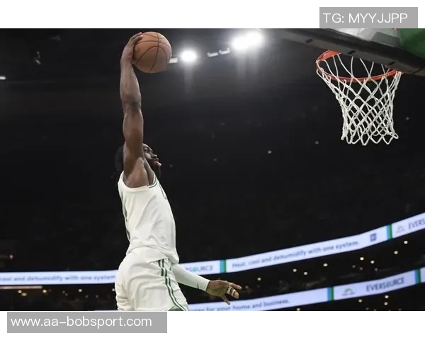 杰伦布朗上半场表现出色10投6中砍下17分正负值高达22助力球队领先 杰伦布朗上半场表现出色10投6中砍下17分正负值高达22助力球队领先