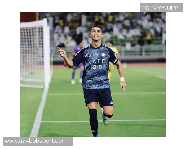 C罗回归利雅得胜利训练场备战新赛季展现斗志与激情 C罗回归利雅得胜利训练场备战新赛季展现斗志与激情